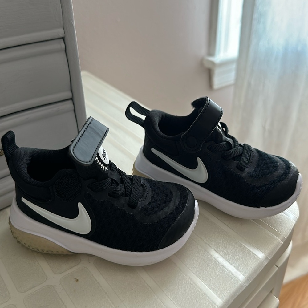 Baby Nikes size 4c